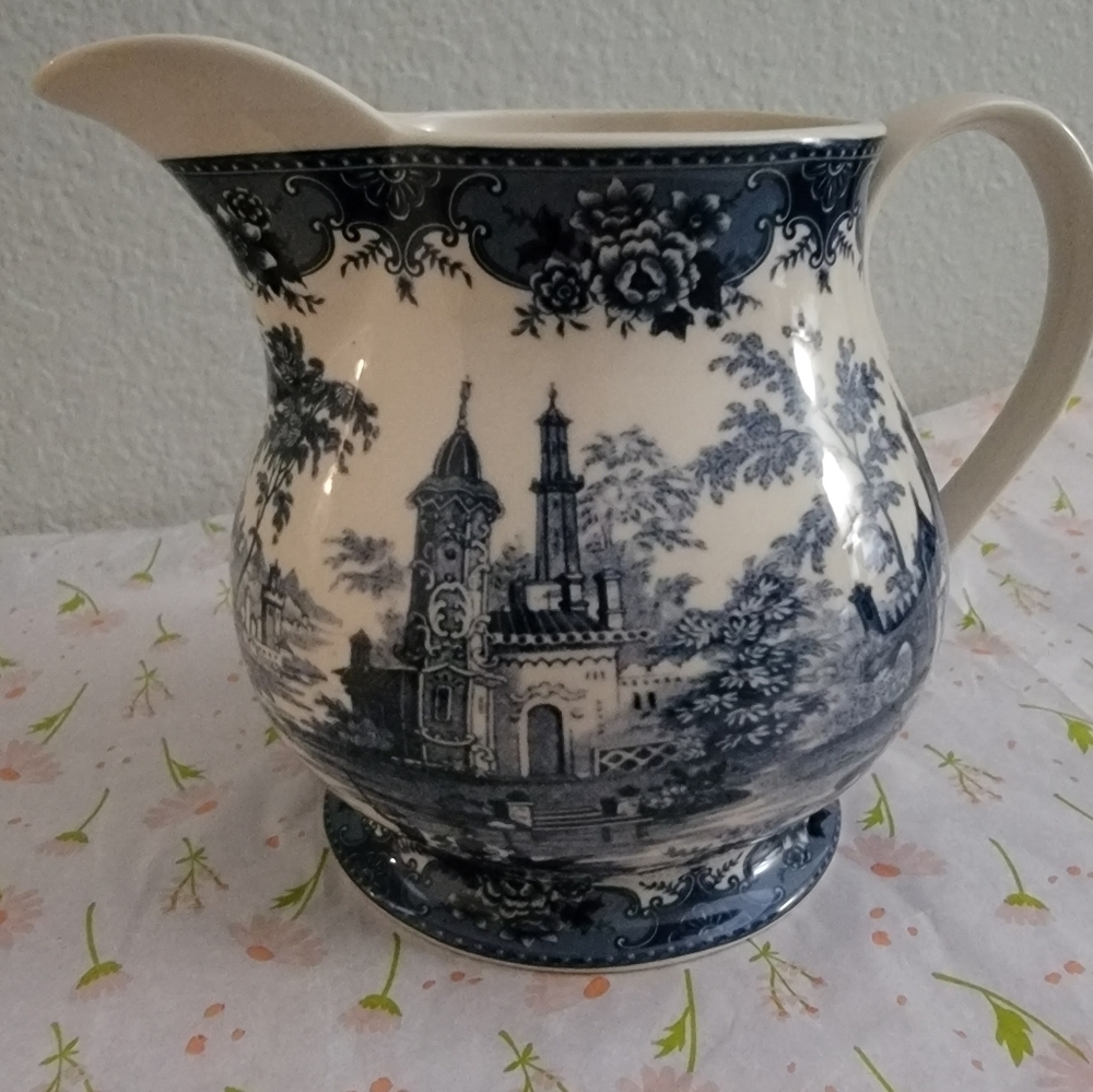 MADISON Bay Porcelain Water Pitcher